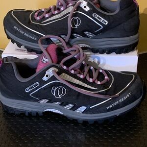 Pearl Izumi Women's Black/Gray/Pink Water-Resistant Mountain Bike Cycling Shoes